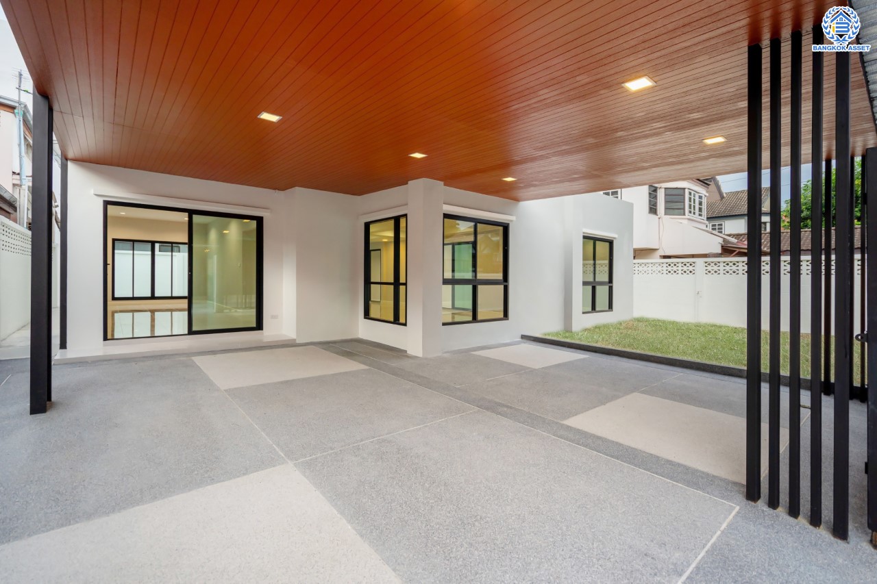 บ้านมือสองตกแต่งใหม่ ม.กฤษดานคร แจ้งวัฒนะ เนื้อที่ 63 ตร.ว. ฟังก์ชันจัดเต็ม 3 ห้องนอน 2 ห้องน้ำ 1 ห้องอเนกประสงค์ จอดรถได้ 2 คัน ดีไซน์ Classic บนทำเลศักยภาพ เชื่อมต่อหลายเส้นทาง ใกล้ทางด่วนแจ้งวัฒนะ, เซ็นทรัลแจ้งวัฒนะ และรถไฟฟ้าสายสีชมพู "สถานีแจ้งวัฒนะ-ปากเกร็ด 28"